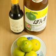 カボスの産地である大分県別府で、同店用に特別注文してつくられたカボス醤油。『焼きふぐ』はもちろんのこと、鍋や刺身にも良く合います。ふぐの旨みを引き立てる、オリジナルのカボス醤油です。