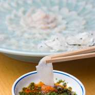 煮ても焼いても刺身としても贅沢な味わいが魅力の天然とらふぐを使った料理は、笑顔のこぼれる時間が楽しめます。2名用個室もあるので、ぜひ足を運んでいてはいかがでしょうか。※事前予約がおすすめです。
