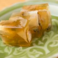 ふぐの煮汁でつくる『煮こごり』。「みりん」のほんのりと柔らかな甘みが、口いっぱいに広がります。