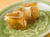ふぐの煮汁でつくる『煮こごり』。「みりん」のほんのりと柔らかな甘みが、口いっぱいに広がります。