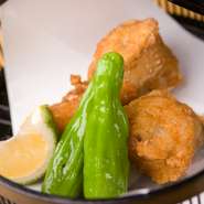 同店用に特別配合された「玉締め絞りのごま油」を使用。風味豊かなごま油の香りが食欲をそそります。