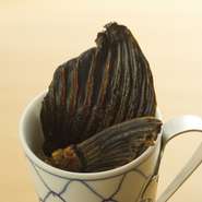 特大のヒレを使い、琥珀色に透き通った『ヒレ酒』。下記日本酒をご注文の上、ひれ酒としてご利用下さい。