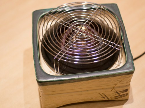 厨房で調理した鍋を、アツアツ状態で電気コンロの上へ運びます