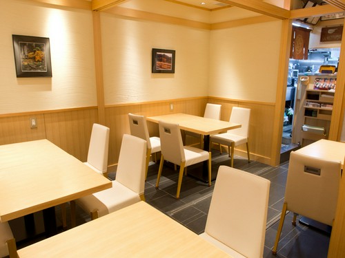 仕切りを取り外せば14名までの宴会にも利用できます