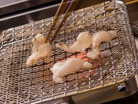 ふぐの甘みが香ばしく伝わる『焼きふぐ』付きのコース。