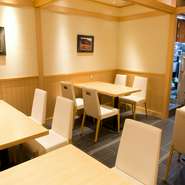 各テーブルの仕切りは、取り外し可能。
すべて取り外せば14名様までの貸切空間となります。
