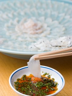 透けて見える美しさが自慢の薄造り『ふぐさし』