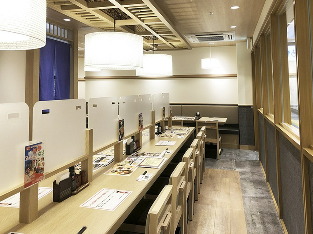 カウンターとテーブル席