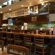 おひとりさま用のカウンター席もございます。お気軽にご来店ください！