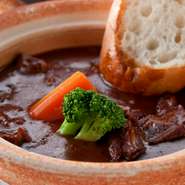 適度な賑わいと、ゆったりとした席の作りが、居心地の良い空間を演出しています。