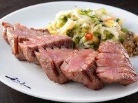 特製デミグラスソースで牛たんを柔らかく煮込みました。
ミニ国産牛テールスープ・麦飯（orバゲット）・ミニサラダ付