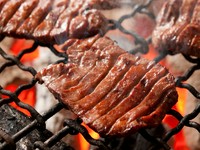 牛たん焼（塩味）・牛たん焼（味噌味）からお選びいただけます。
・3枚6切　1848円
・4枚8切　2464円
・5枚10切　3080円