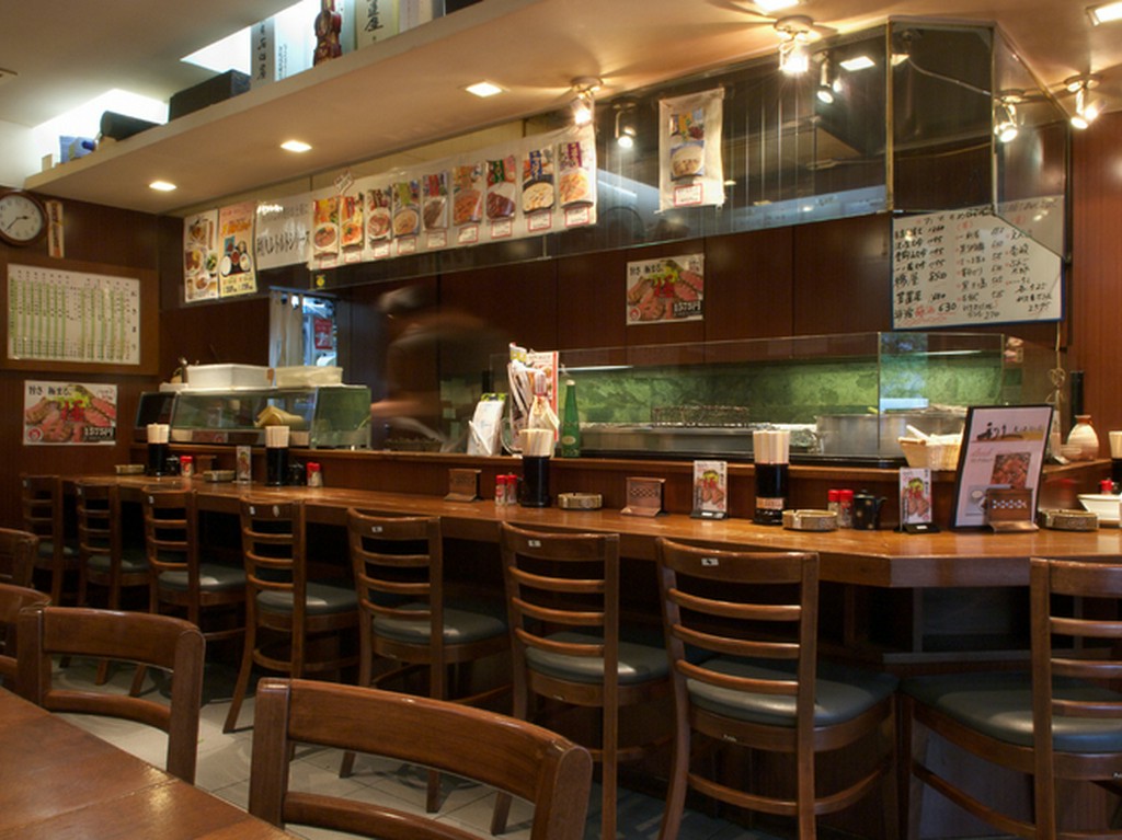 テーブル席とカウンター　奥には、掘りごたつ式のお座敷