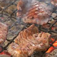 たっぷりの厚みに旨味が凝縮された利久の牛たんを、炭焼で表面はカリッと、中身はジュ―シ―にという絶妙な焼き加減でご提供します。肉厚でも歯切れの良い食感と旨味をもつ牛たんのおいしさを味わってください。