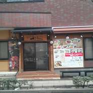 旅行や出張の前後にサッと一人で食事する方でにぎわっています！