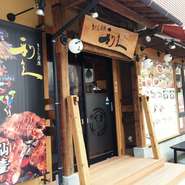 旅行や出張の前後にサッと一人で食事する方でにぎわっています！