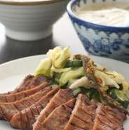 牛たん焼は塩又はみそ味からお選びいただけます。
・牛たん焼（3枚6切）
・麦飯
・テールスープ

4枚：￥2,288／5枚：￥2,783／6枚：￥3,278