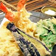 適度な賑わいと、ゆったりとした席の作りが、居心地の良い空間を演出しています。