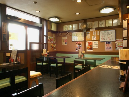 本店　テーブル席とカウンター