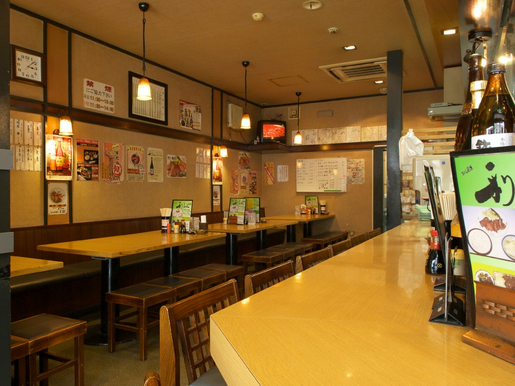 テーブル席とカウンター