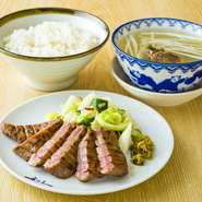 牛たん焼は塩又はみそ味からお選びいただけます。牛たん焼（3枚6切）・麦飯・テールスープ付

4枚：￥2,288／5枚：￥2,783／6枚：￥3,278