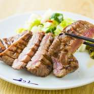 ＜おすすめ＞＜売れ筋＞
1枚1枚丹精込めて味付けし熟成させた牛たんを炭火でジューシーに焼き上げました。
牛たん焼（塩味）・テールスープ・日替わり小鉢・もち麦ご飯・利久の和菓子