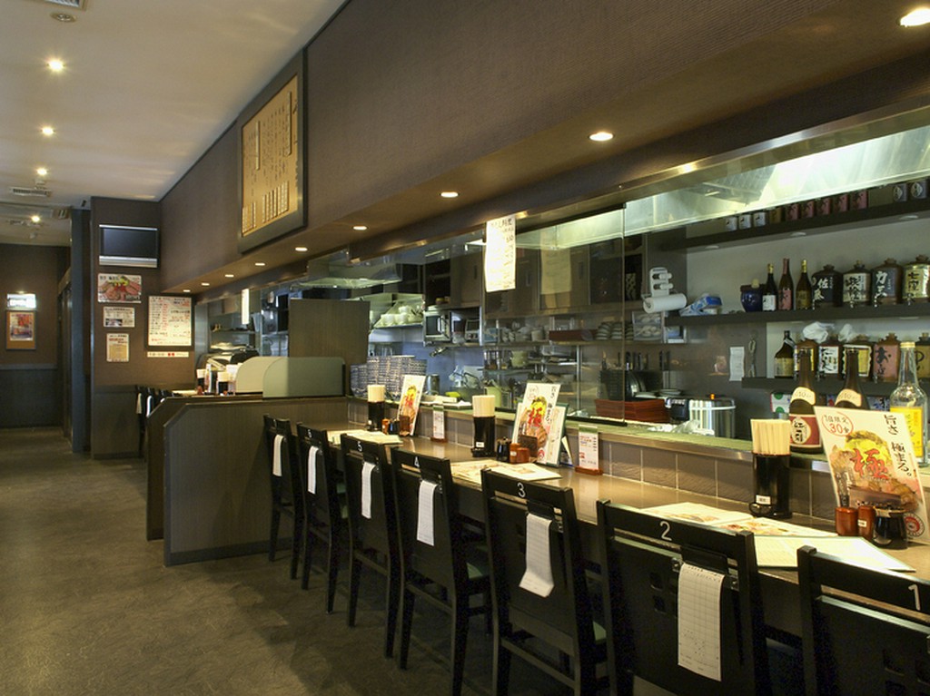 ゆとりのあるカウンター席