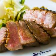 牛たんの滋味を引出す為に調理には工夫が凝らされ、仙台牛たん独特の風味と柔かさを生む。
利久では、仕込みから全て人の手で行う。
熟練の焼き手が調理した牛たんは、肉厚なのに歯切れが良く利久独自の旨味がある。