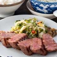 ＜おすすめ＞
通常の牛たんも厚切りですが、さらに厚くてジューシーで柔らかです。
牛たん極焼・麦飯・テールスープ・小鉢・麦飯・利久の和菓子。