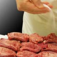 カットした後、手ぶりの塩で味付けし、熟成させる仕込みによって独特の風味と柔らかさを生み出す。利久ではこの作業を機械化せず人の手で行っています。肉厚なのに歯切れよい食感はこの地道な作業の賜物です。
