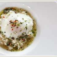 観光の場として人気高く訪れる土地に構える洋風のお洒落な外観のお店。地域の素材が鮮やかに飾られたお料理と開放的な雰囲気で、会話も弾む優雅なお食事が楽しめます。デザートも付いた豪華なコースも3456円～！