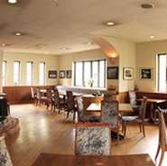 開放感がある広々とした空間、温かみのある雰囲気は、お二人で過ごすひと時もゆっくりとお楽しみいただけます。地域のワインと共に、優雅なフレンチデートをお楽しみ下さい。