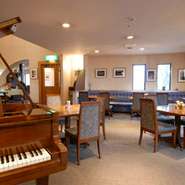 サイドダイニングは、グランドピアノが置いてあり、ムード満点。古き良き奥日光の別荘文化に思いを寄せながら食事をお楽しみください。
