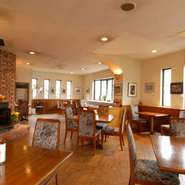 洋館の落ち着いた雰囲気のメインダイニング、薪ストーブが暖かみを演出する。ゆっくりくつろげるテーブル席でゆっくりとした時間をお楽しみください。
