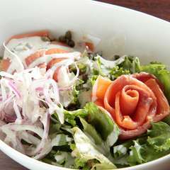 スモークサーモンのサラダ