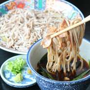 最高級鶏肉として知られる去勢鶏。国内では1軒の農家のみでしか飼育されていない幻の鶏。しかも、有機飼料のみで飼育され、食の安全にもこだわっている。食通ならずとも一度は味わいたい逸品です。