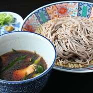 最高級の鶏肉としてしられるシャポーン鶏（去勢鶏）。日本でこの鶏の飼育に成功した農家はたった1人しかおらず、食することのできるお店も全国で数店舗という希少な逸品。食通ならずとも一度は味わいたい逸品です。