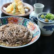 自慢の十割そばに大ぶりのえび天2尾がついて大満足の一品