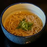 打ちたて、茹でたてだからできる十割そばの温汁です
ミニ天丼とのセットがおすすめです