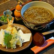 大ぶりのえび天2尾がついて大満足の一品