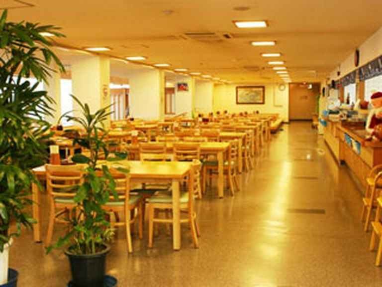 1階は食堂、テーブル席でお気軽に