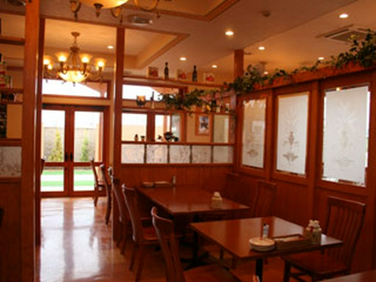 料理が取りわけやすい広いテーブル