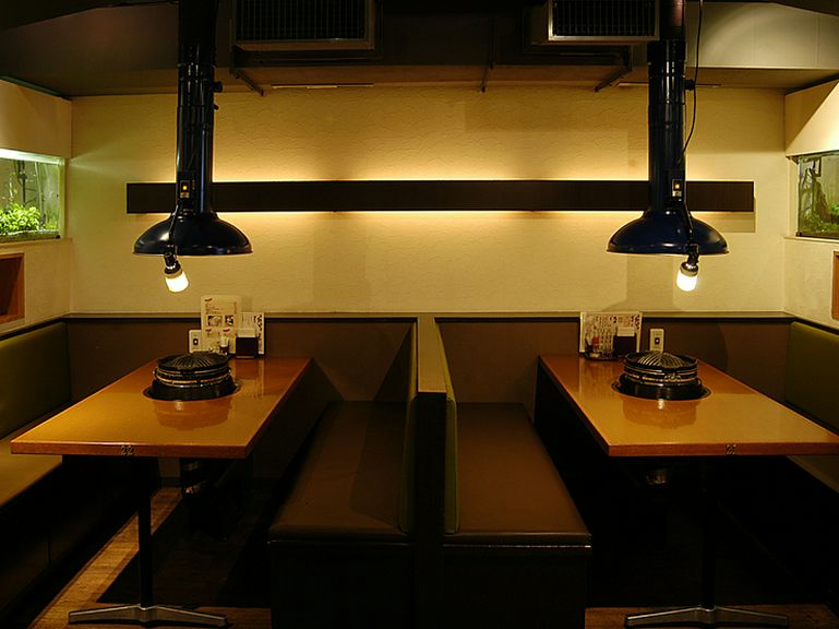 落ちついて食事ができるボックス席