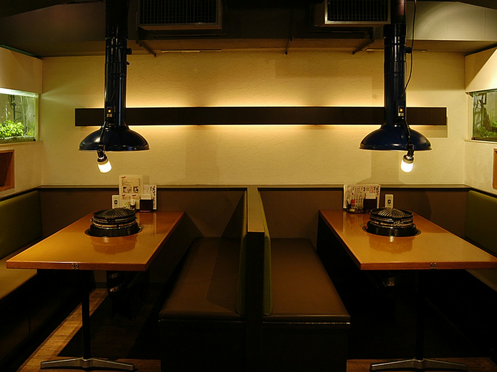 落ちついて食事ができるボックス席