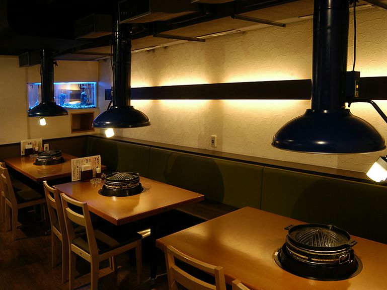 テーブル席もお食事をくつろいで楽しめます