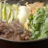 大小完全個室のお座敷で歓送迎会にオススメです！
当日入れ替えなしの部屋貸切なのでゆっくり閉店まで楽しめます。
メインのすき焼きもボリュームがあり野菜のおかわりも無料です。