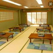 大小完全個室のお座敷があり入れ替えもないので閉店までゆっくり楽しめます。
メインのすき焼きもボリュームがあり大好評いただいております。野菜のおかわりも無料です。