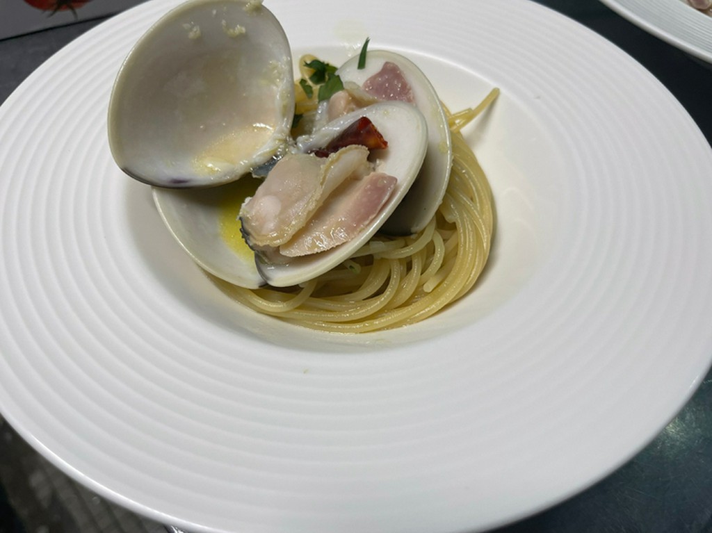 食材で使う獲れたての海の幸は毎日市場に行き仕入れております。