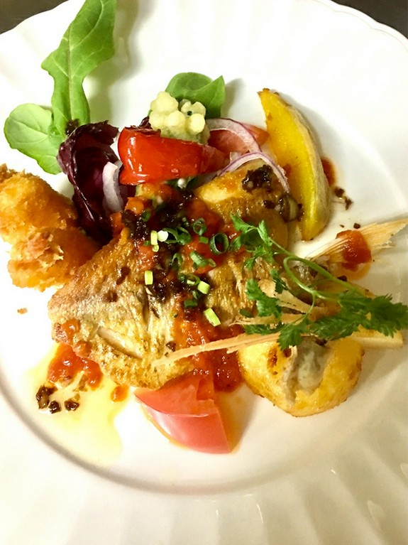 今日の一押し！旬の魚のムニエル　バルサミコ漬オニオンソース