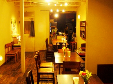 ワインと美味しい食事／ゆったり広めのテーブル配置